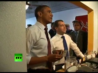 medveev and obama have lunch at a fast food restaurant)